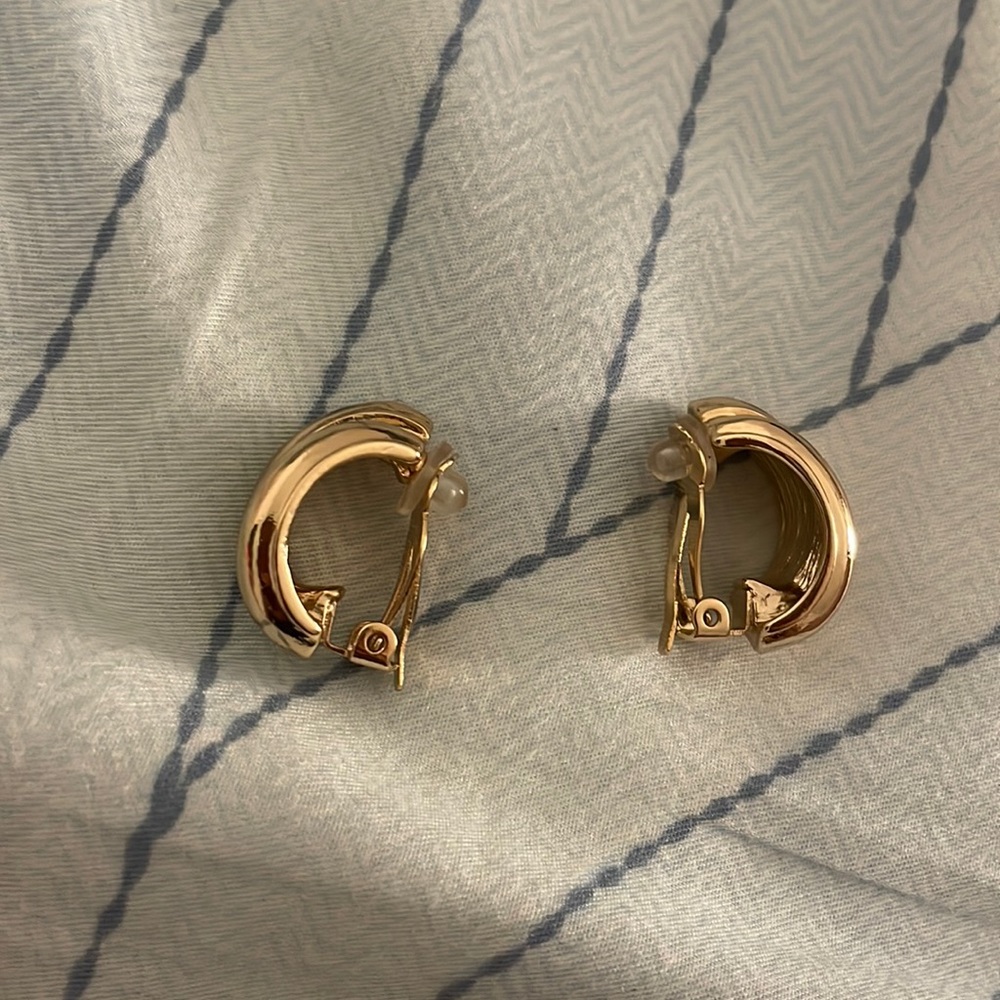 SOLD Vintage gold plated clip on earrings - Picture 3 of 9